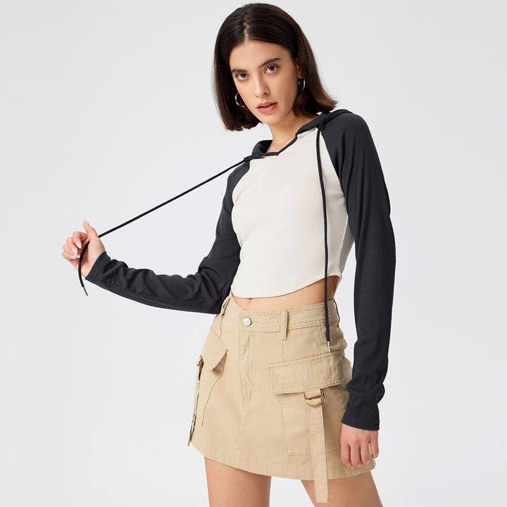 Damen Cropped Kapuzenlongsleeve mit Raglanärmeln, Daumenloch und geripptem Stretchkörper Drune