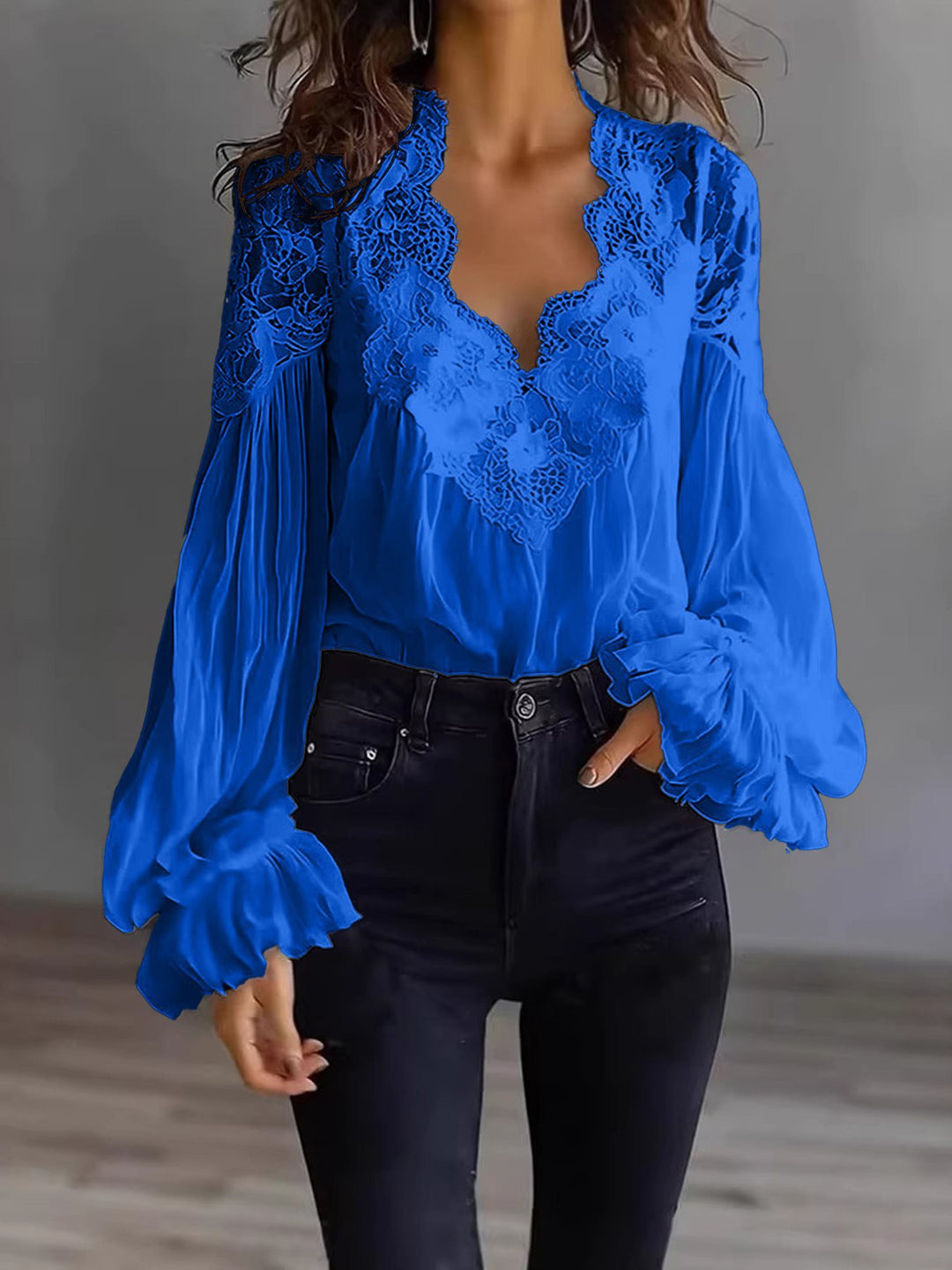 Damen Chiffon-Bluse mit Spitzen-V-Ausschnitt und weiten Plissee-Ärmeln Drune
