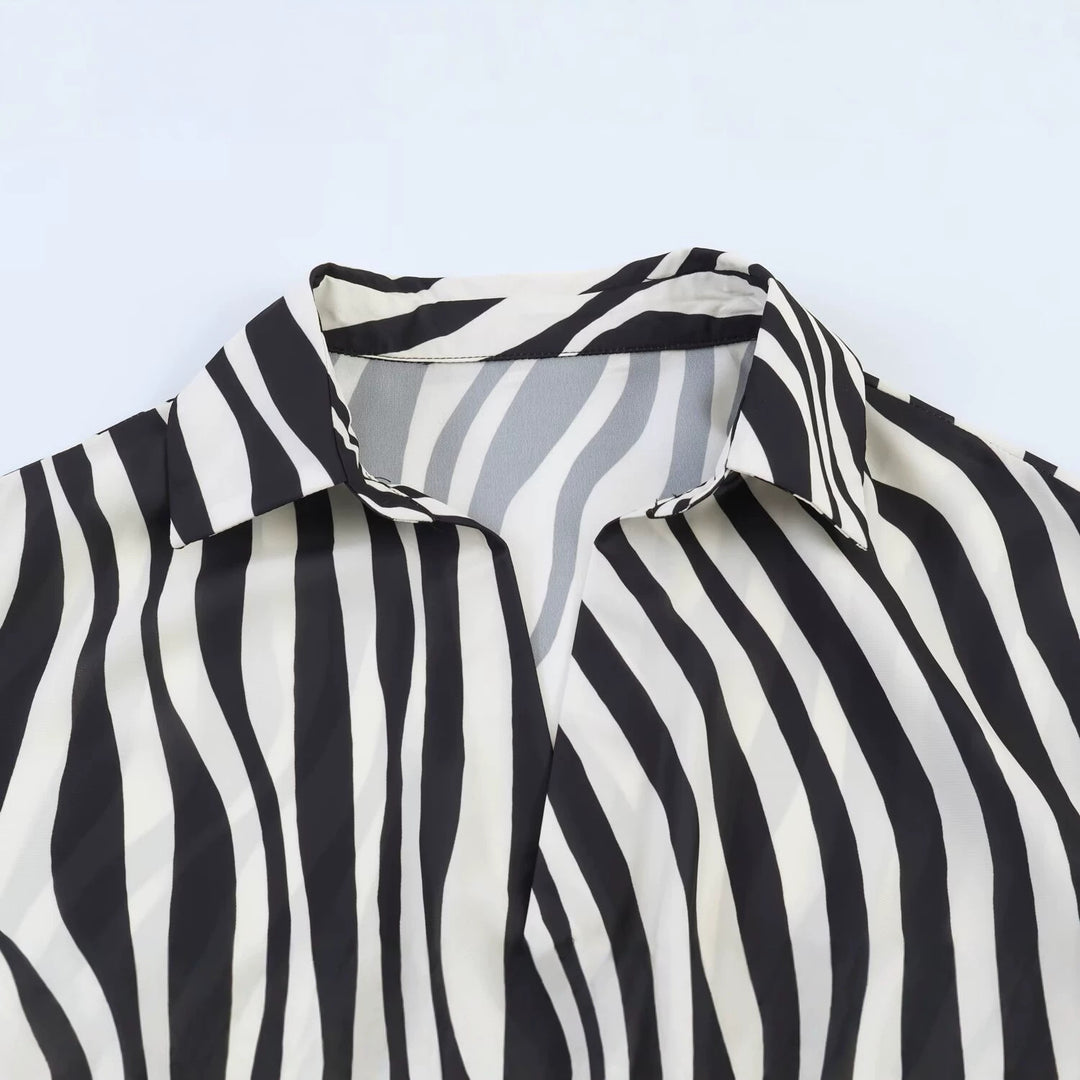 Damen Oversize-Satinbluse mit Hemdkragen, asymmetrischem Wickeleffekt und Federsaum Drune