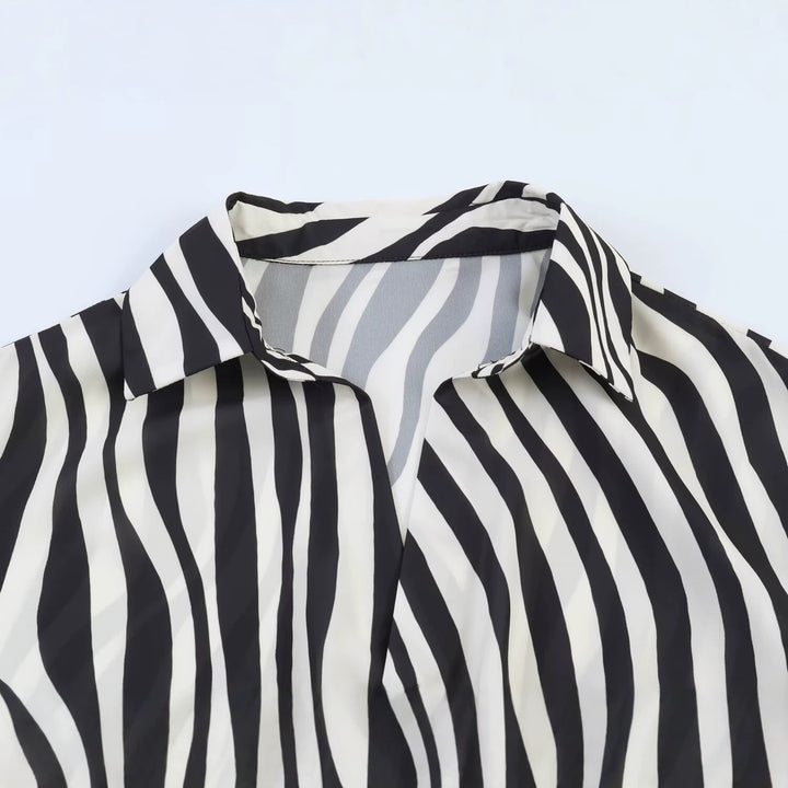 Damen Oversize-Satinbluse mit Hemdkragen, asymmetrischem Wickeleffekt und Federsaum Drune