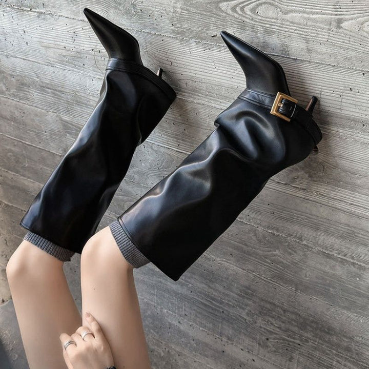 Damen Schafthohe Slouch‑Stiefel mit spitzer Zehenform, schmalem Absatz und Zierschnallenmanschette Drune