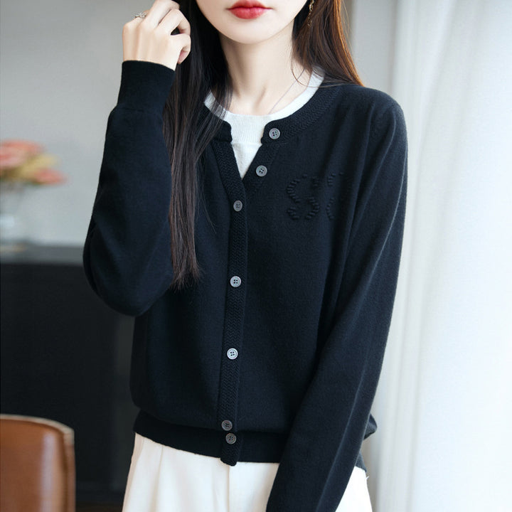 Damen Kurzer Feinstrick-Cardigan mit V‑Schlitzkragen, Rippenblende und dezentem Struktur‑Logo Drune