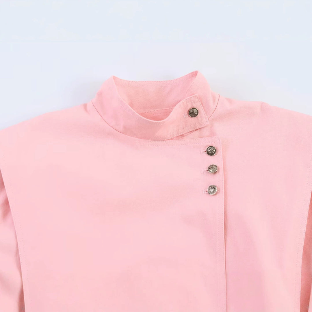 Damen Kurzblouson im Origami‑Look mit Stehkragen, asymmetrischer Knopfleiste und aufgesetzten Taschen Drune