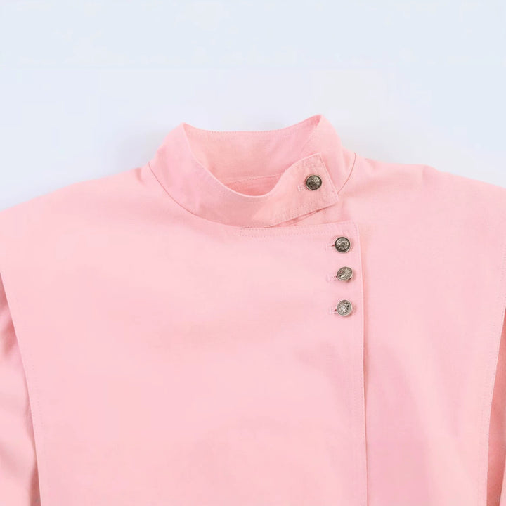 Damen Kurzblouson im Origami‑Look mit Stehkragen, asymmetrischer Knopfleiste und aufgesetzten Taschen Drune