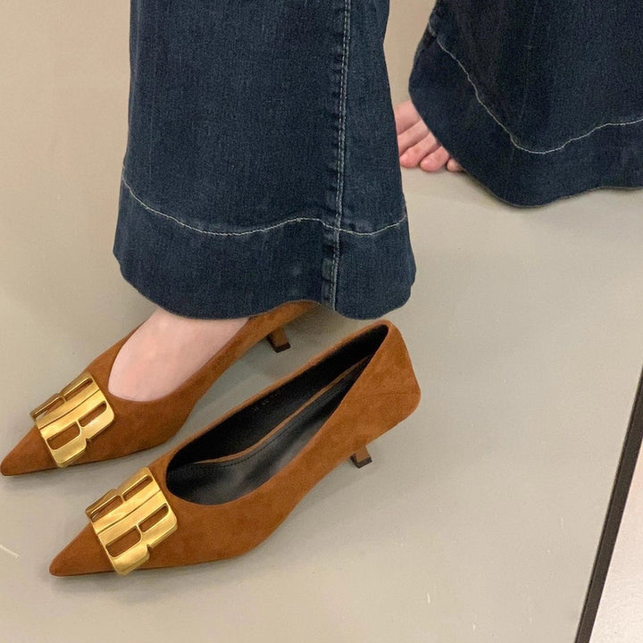 Damen Elegante spitz zulaufende Samtoptik-Kitten-Heel Pumps mit markanter Metallschließe Drune
