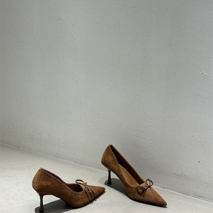 Damen Spitz zulaufende Wildleder‑Pumps mit skulpturiertem Kittenabsatz und Zierknoten Drune
