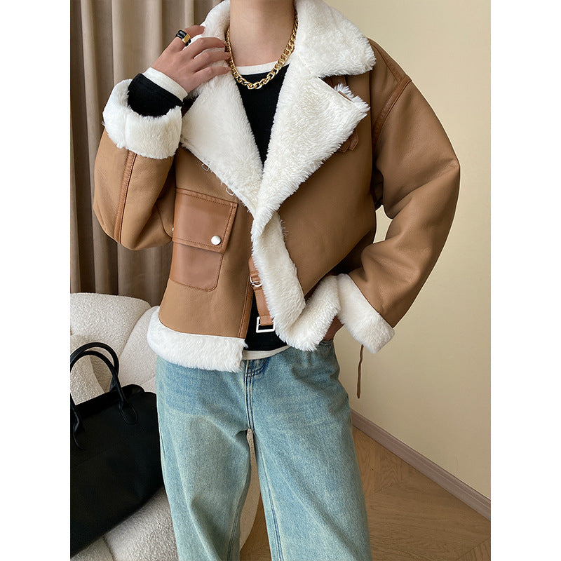 Damen Lammfelljacke mit cropped Schnitt und stilvollen Druckknöpfen Drune