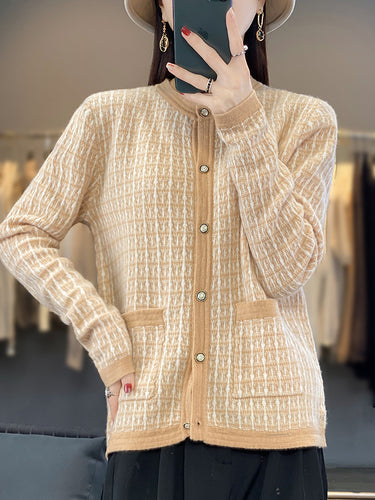 Damen Strickcardigan im Bouclé‑Gittermuster mit Rundhals, Schmuckknopfleiste und aufgesetzten Taschen Drune