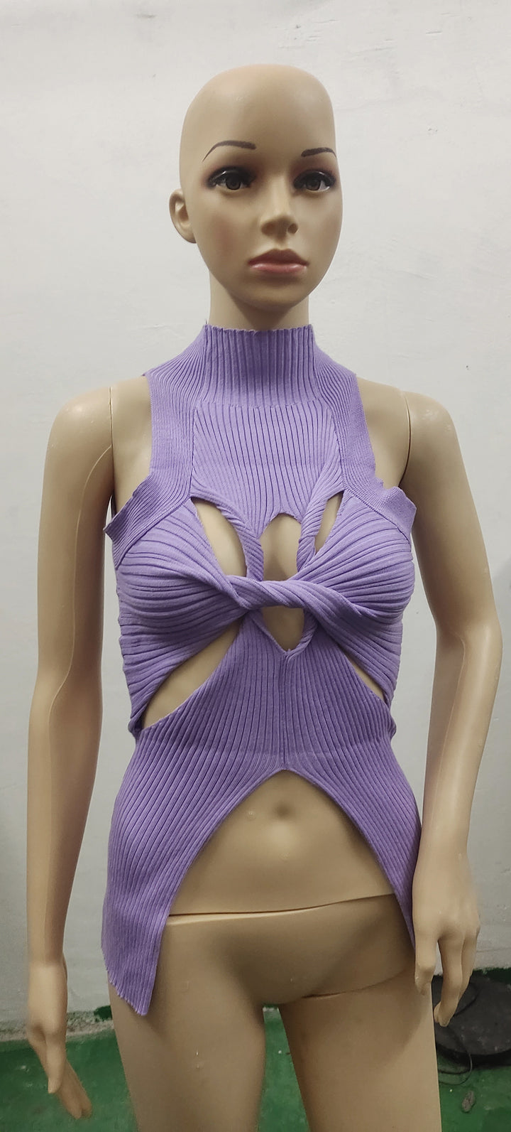 Damen figurbetontes Cut-Out Top mit hohem Kragen Drune