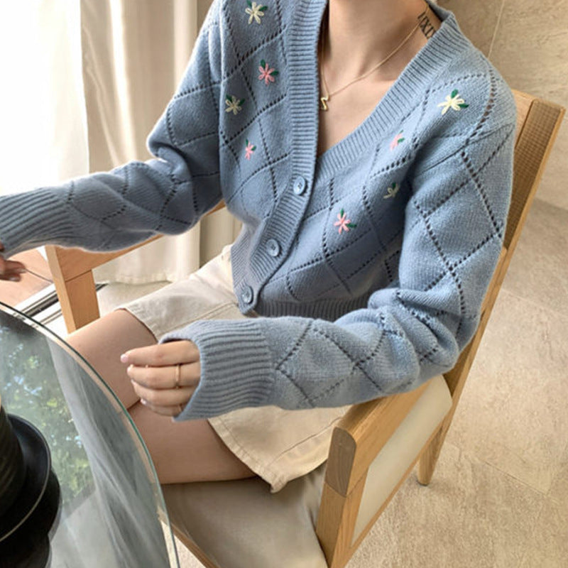 Damen verspielte Strickjacke mit floralem Rautenmuster und Knopfdetail Drune