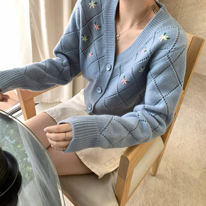 Damen verspielte Strickjacke mit floralem Rautenmuster und Knopfdetail Drune