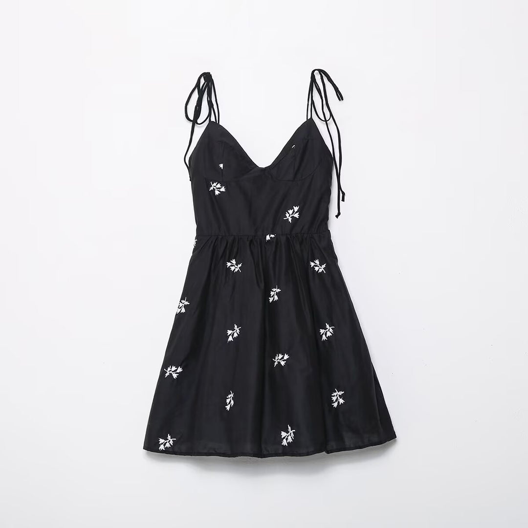 Damen Sommerkleid mit feinen Stickereien und verstellbaren Trägern Drune