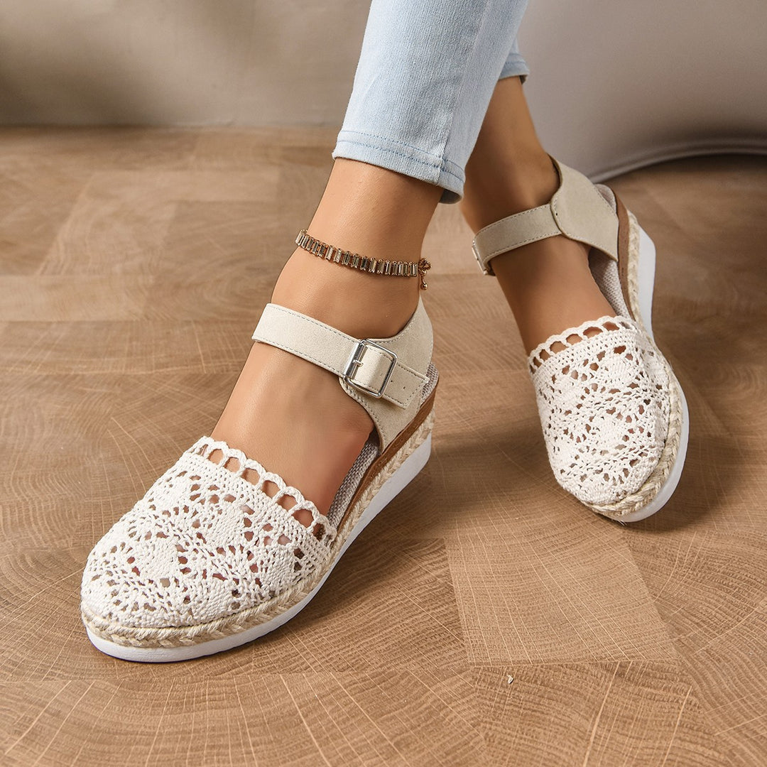 Damen  bestickte Espadrille-Pantoletten mit verstellbarem Knöchelriemen, floraler Häkel-Optik und geflochtenem Jute-Plateau Drune