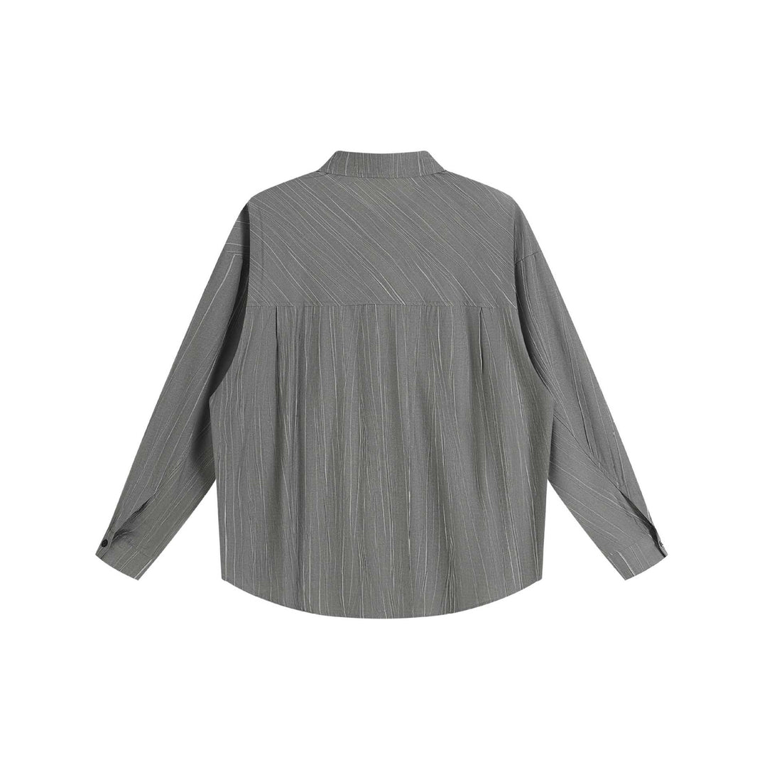 Unisex Oversize Hemdjacke mit strukturierter Längsstruktur, Kentkragen und abgerundetem Saum Drune