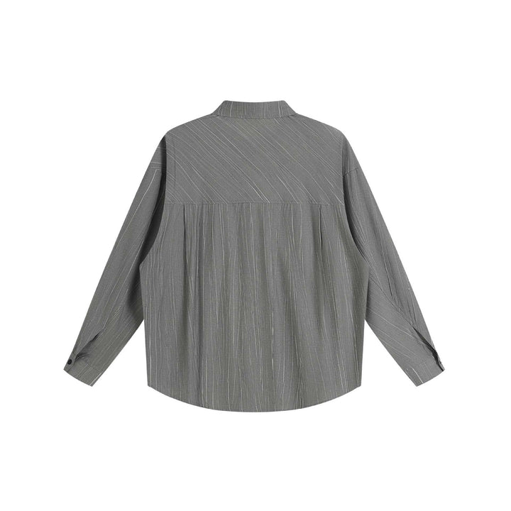 Unisex Oversize Hemdjacke mit strukturierter Längsstruktur, Kentkragen und abgerundetem Saum Drune