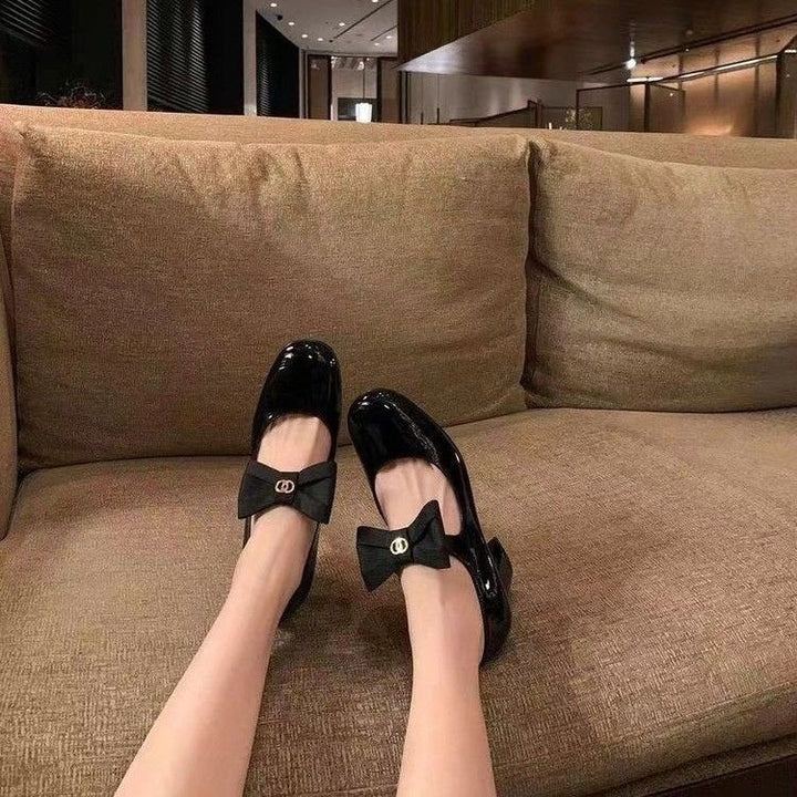Damen Lack-Ballerinas mit dekorativem Schleifenriemen und gepolstertem Komfortfußbett Drune