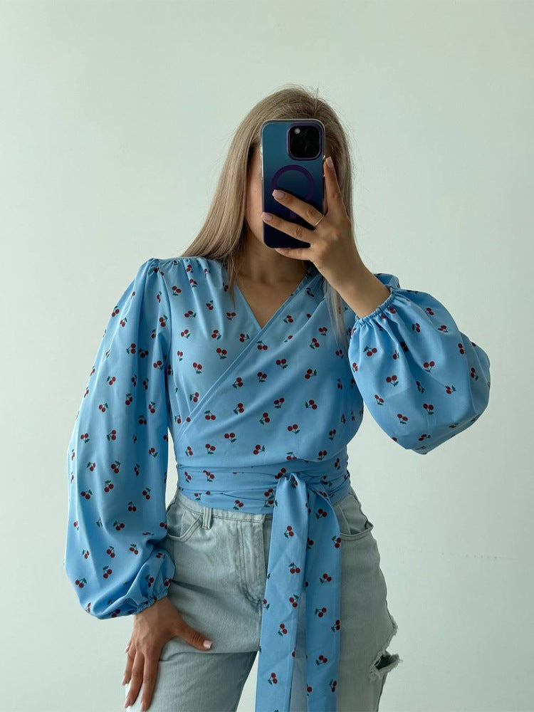 Damen Wickelbluse mit Kirschen-Print, weitem Puffärmel & Bindegürtel Drune