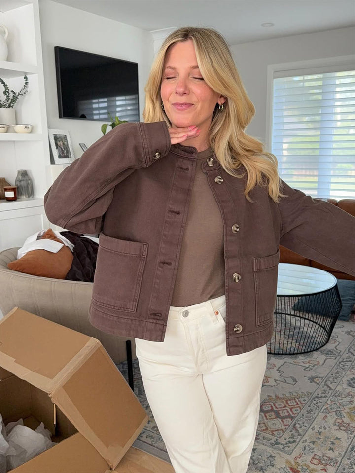 Damen Boxy-Jeansjacke mit Stehkragen, aufgesetzten Taschen und krempelbaren Manschetten Drune