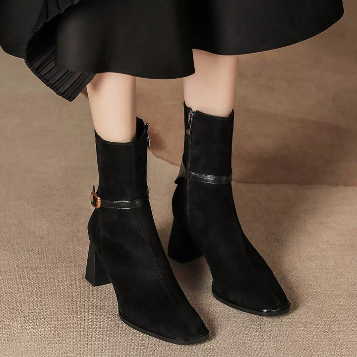 Damen nan elegante Veloursleder-Stiefelette mit mittlerem Blockabsatz und dekorativem Schnallenriemen Drune