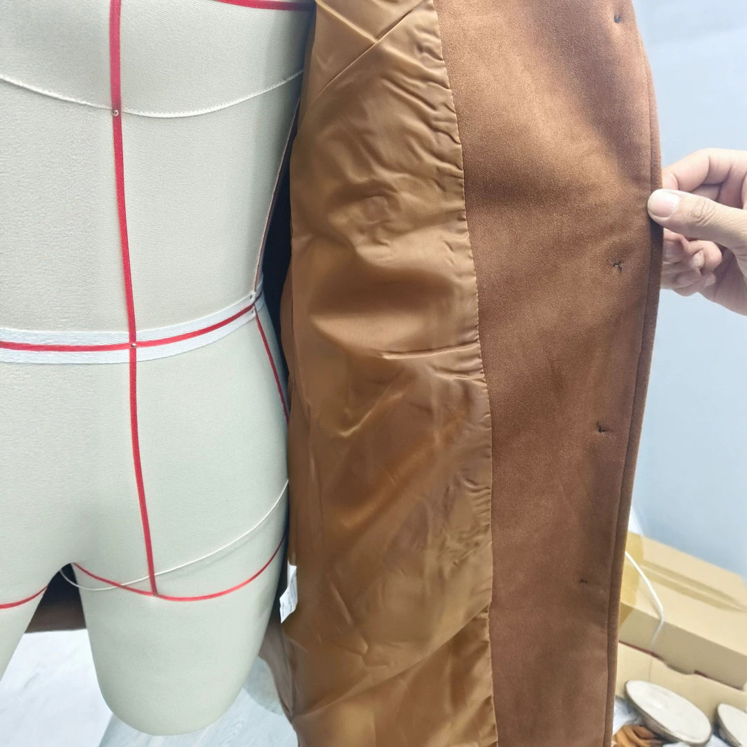 Damen nan langer Veloursimitat-Mantel mit klassischem Revers, markanter Knopfleiste und schrägen Eingrifftaschen Drune