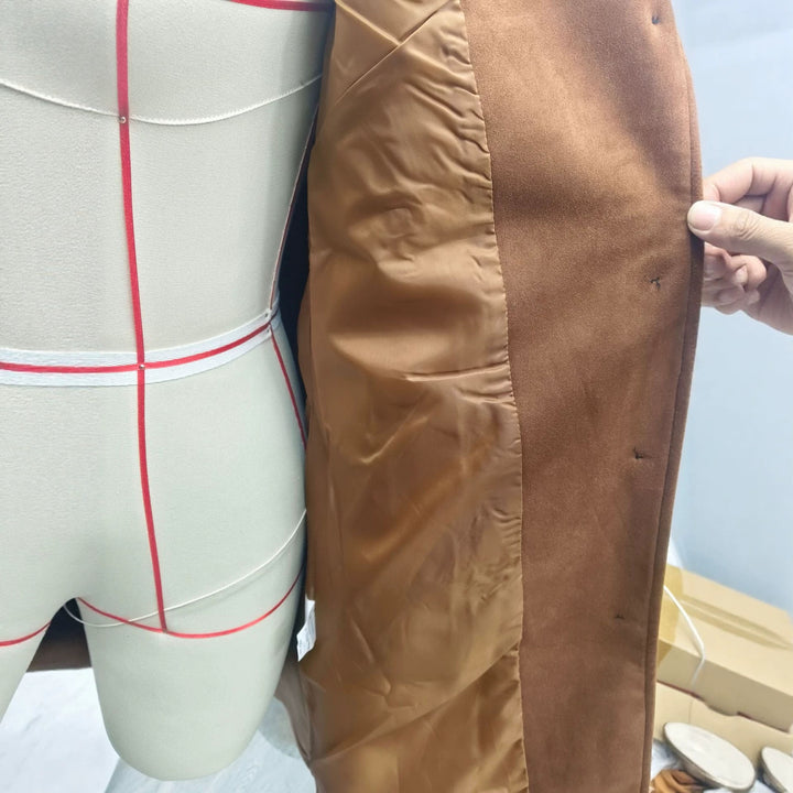 Damen nan langer Veloursimitat-Mantel mit klassischem Revers, markanter Knopfleiste und schrägen Eingrifftaschen Drune