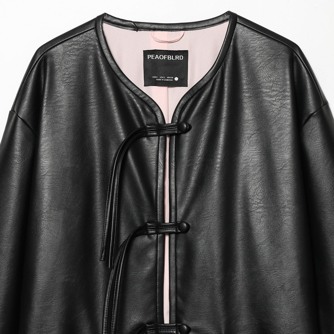 Damen nan oversized Kunstleder-Capejacke mit chinesischen Knotenverschlüssen und aufgesetzten Taschen Drune