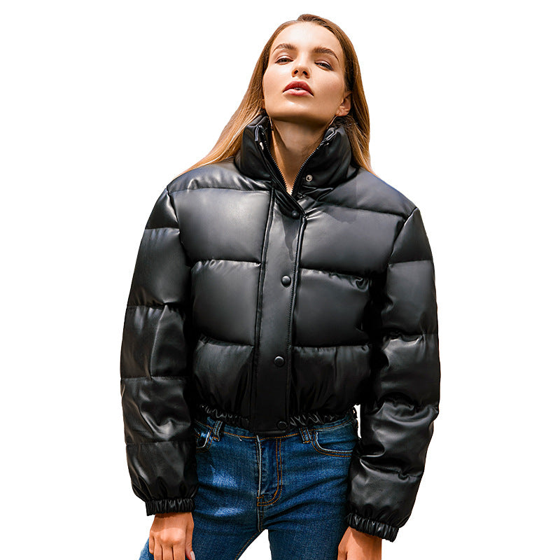 Damen nan kurze taillierte Steppjacke aus veganem Leder mit hohem Stehkragen und elastischem Saum Drune