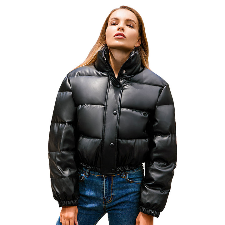 Damen nan kurze taillierte Steppjacke aus veganem Leder mit hohem Stehkragen und elastischem Saum Drune