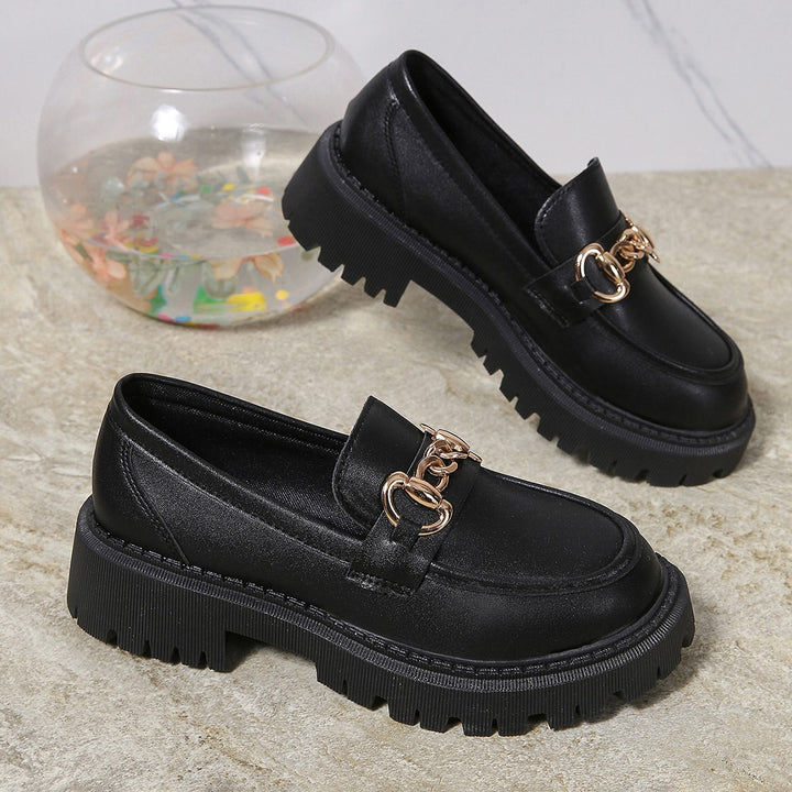 Damen nan robuste Loafer mit profilierter Traktorsohle und dekorativer Metallketten-Applikation Drune