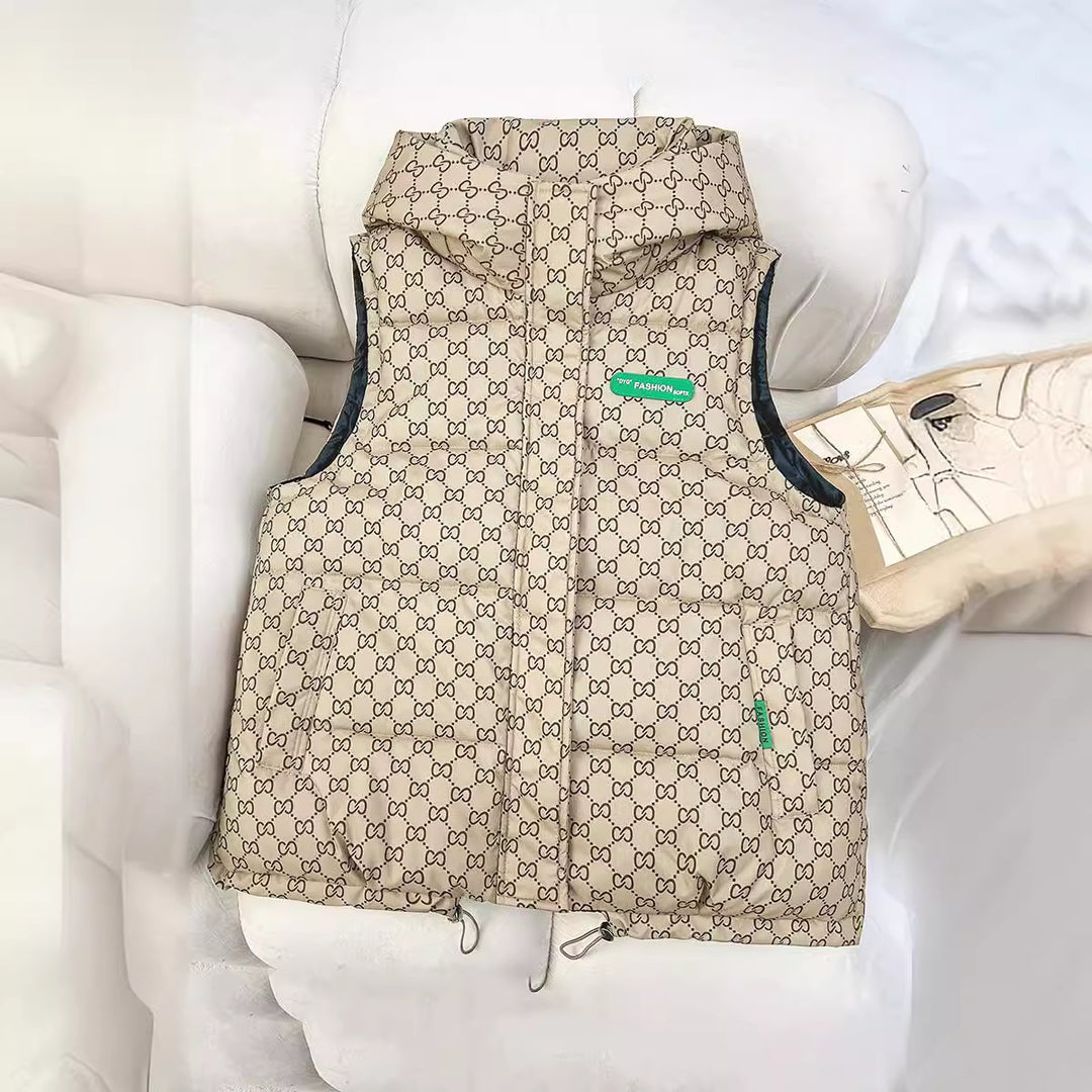 Damen nan gesteppte Kapuzenweste mit Allover‑Logoprint, wattierter Isolierung, verstellbarem Saum und verdeckten Reißverschlusstaschen Drune