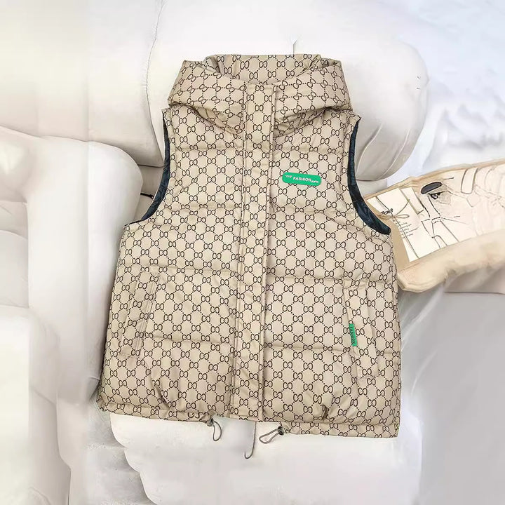 Damen nan gesteppte Kapuzenweste mit Allover‑Logoprint, wattierter Isolierung, verstellbarem Saum und verdeckten Reißverschlusstaschen Drune
