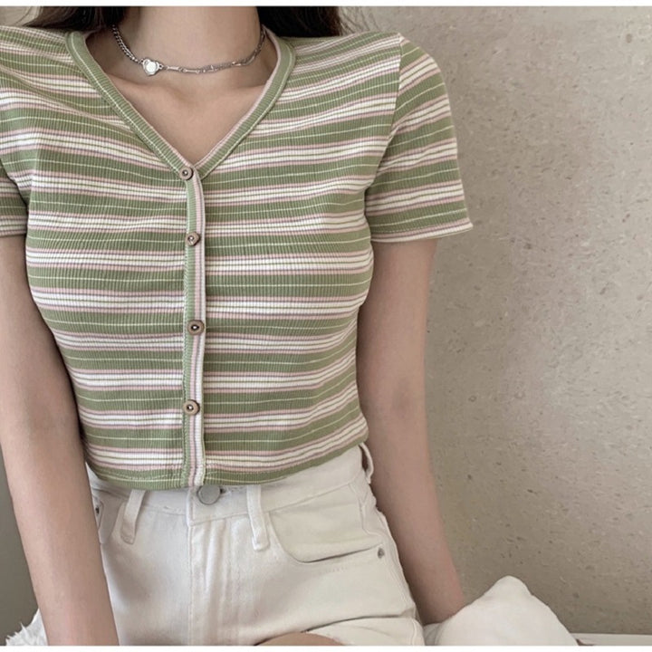Damen Crop-T-Shirt mit modischem Streifenmuster und dekorativen Knöpfen