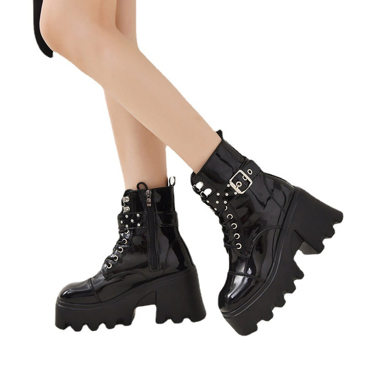 Damen Plateau-Combat-Boots mit Nieten- und Schnallenriemen, hochgeschnittener Schnürung und profilierter Wellenlaufsohle Drune