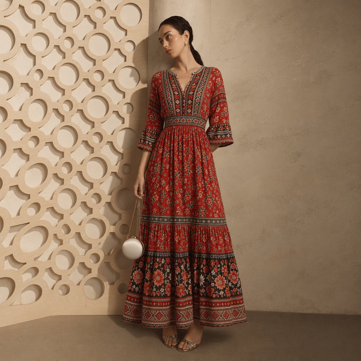 Damen langes Boho-Maxi-Kleid mit V-Ausschnitt geraffter Taille und mehrlagigem Stufenrock Drune