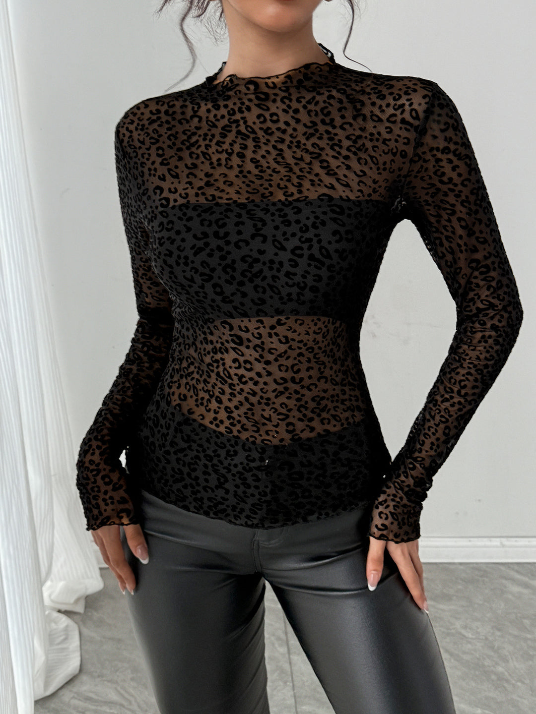 Damen nan eng anliegendes Transparenz-Mesh-Top mit erhabenem Samtflock-Leoprint und Stehkragen Drune