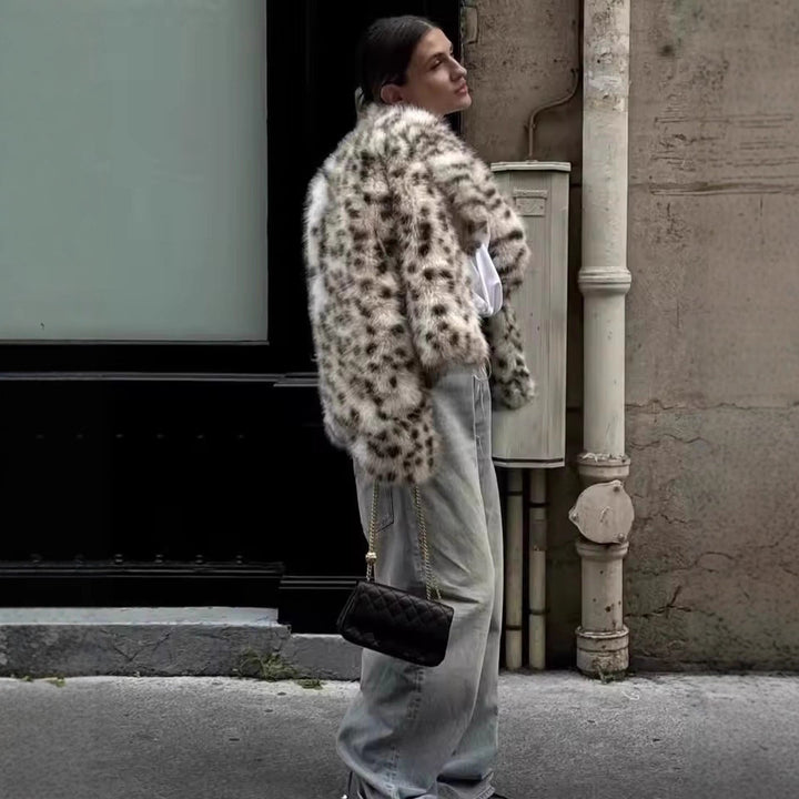 Damen Kurzjacke aus Kunstpelz im Dalmatiner‑Look mit kastiger Silhouette und weitem Schalkragen Drune