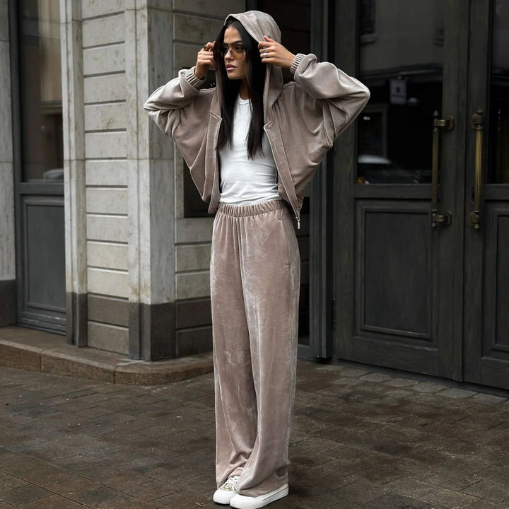 Damen cropped Samt-Zipjacke mit Kapuze und elastischer High-Waist Loungehose Drune