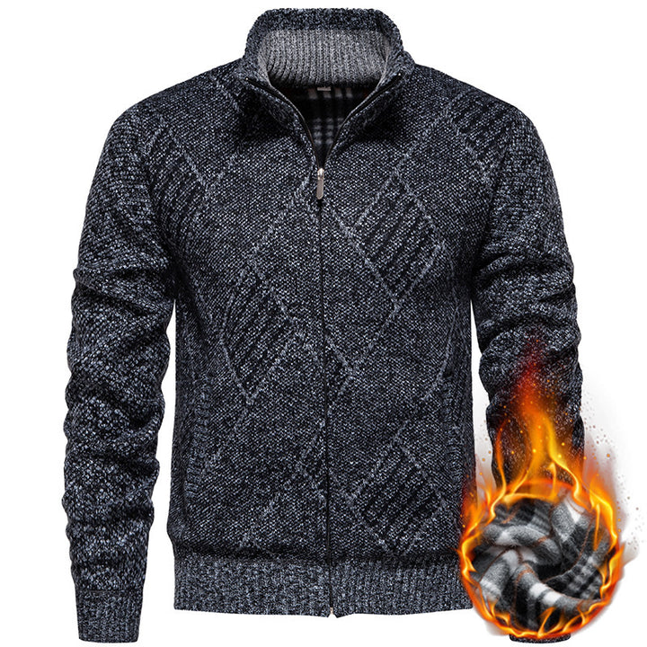 Herren Strickjacke mit modernem Zopfmuster und hohem Kragen Drune