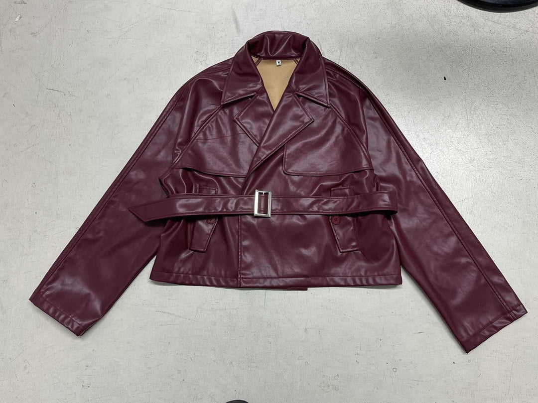 Damen nan kurzes Kunstleder-Trenchcoat mit Taillengürtel, breitem Revers und Cape-Detail Drune