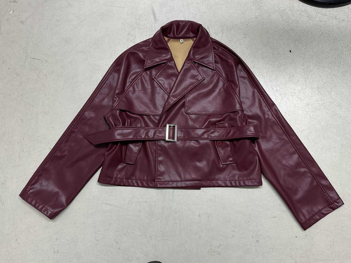 Damen nan kurzes Kunstleder-Trenchcoat mit Taillengürtel, breitem Revers und Cape-Detail Drune