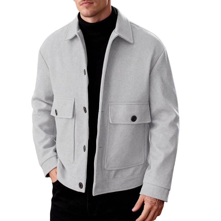 Herren nan kurze Woll-Feldjacke mit Hemdkragen aufgesetzten Pattentaschen und klarer Silhouette Drune