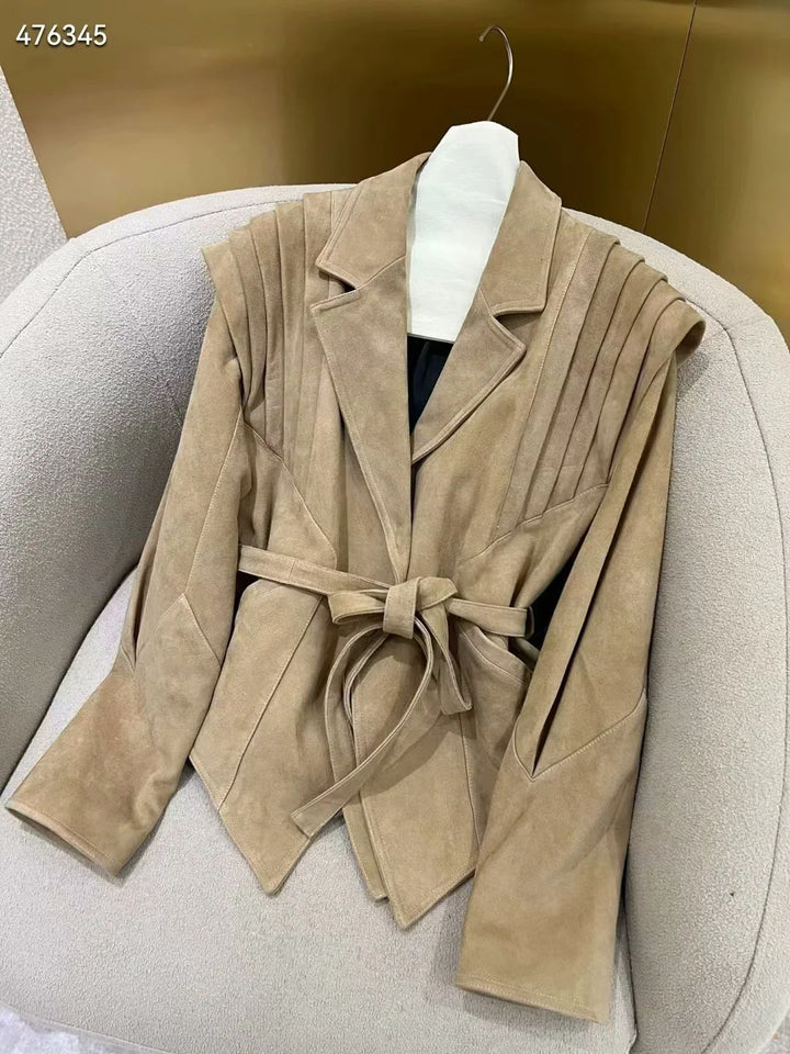 Damen nan taillierter Veloursleder-Blazer mit plissierten Schulterdetails und Bindegürtel Drune