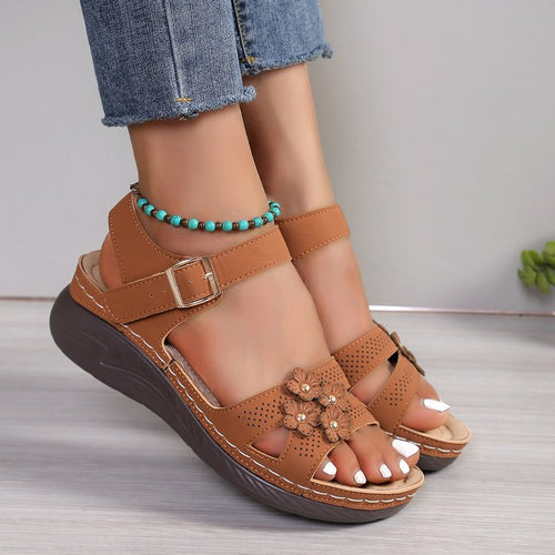 Damen Bequeme Keil-Sandalen mit floralem Zierdetail, gepolstertem Komfortfußbett und verstellbarem Knöchelriemen Drune