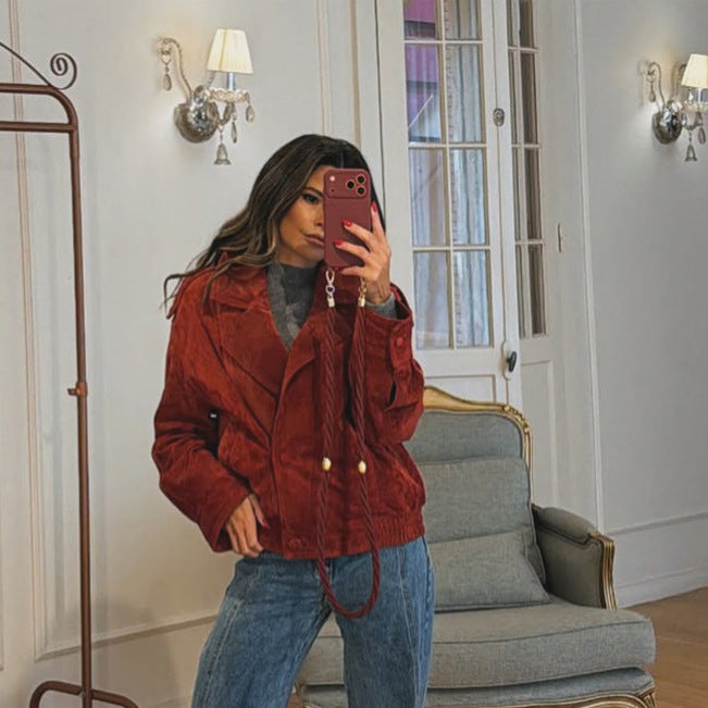 Damen gekürzte Velourslederjacke mit hohem Kragen und doppelreihiger Knopfleiste Drune