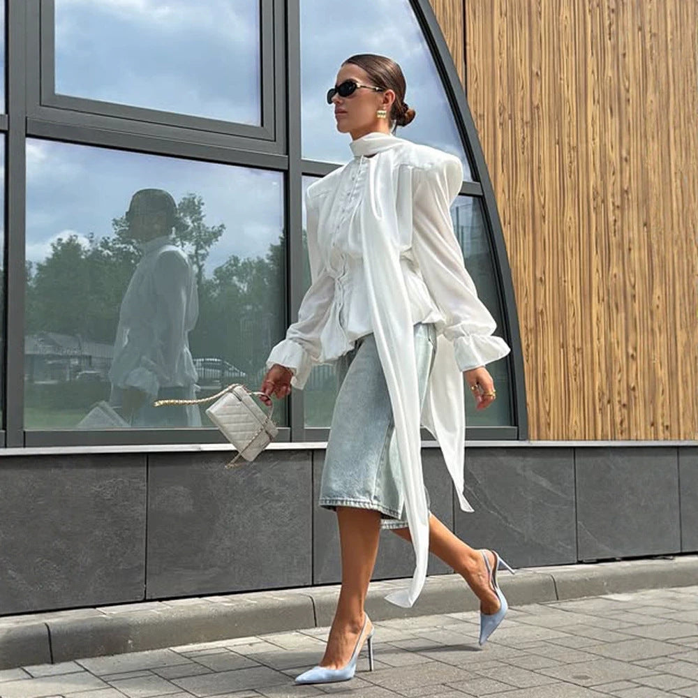 Damen Elegante Bluse mit Schlipskragen, betonten Schultern und langen Bindebändern Drune