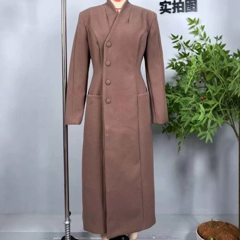 Damen 100+ langer taillierter Mantel mit Stehkragen, verdeckter Knopfleiste und aufgesetzten Taschen Drune
