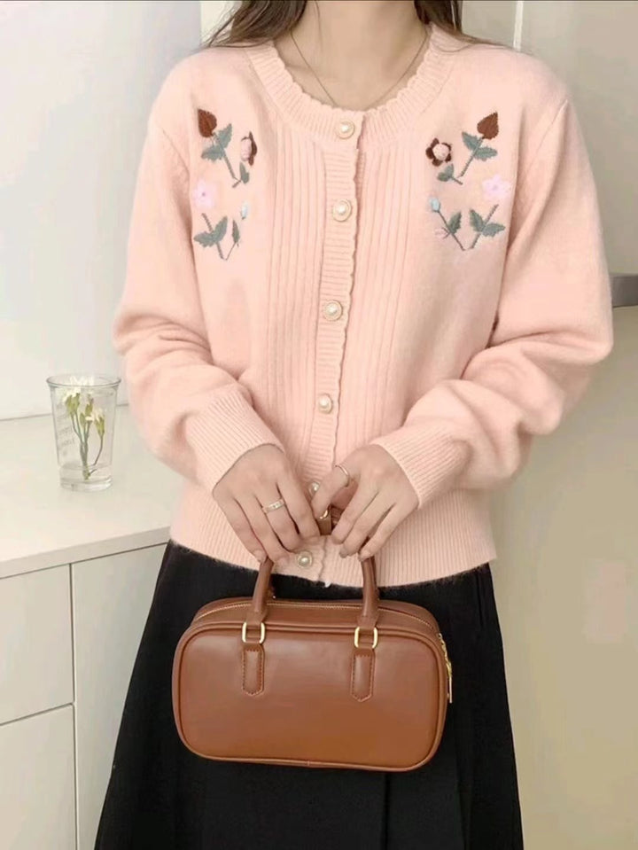 Damen verspielte Strickjacke mit floralem Relieflmuster und eleganten Perlenknöpfen Drune