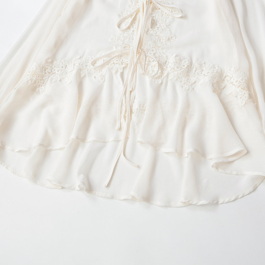 Damen Tunika-Bluse mit Spitzenapplikation, Bindebändern und Volantsaum Drune