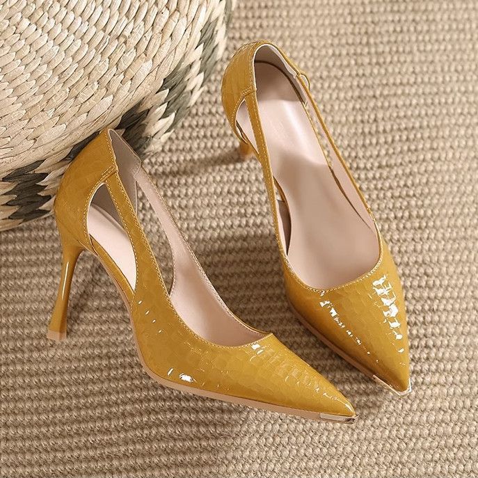 Damen Seitlich ausgeschnittene Lackpumps mit Krokoprägung und Metallkappe Drune