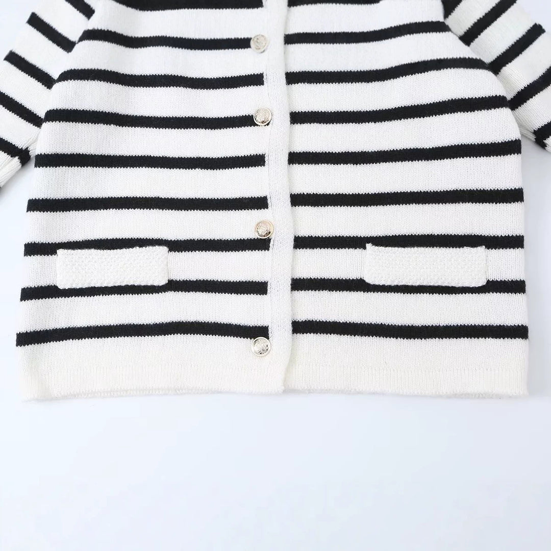 Damen Gestreifte Feinstrick‑Cardigan mit Rundhalsausschnitt, aufgesetzten Taschen und Zierknöpfen Drune